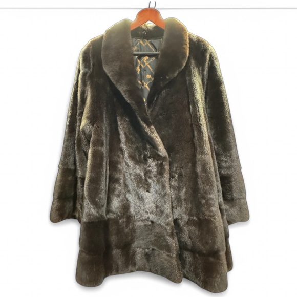 BLACKGLAMA brand women’s mink fur coat - Picture 2 of 3